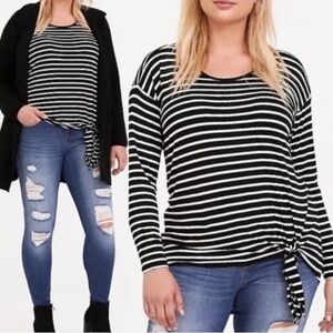 🛍️2/$10🛍️ Torrid Black and White Striped Long Sleeve Top